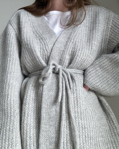 Strikkevejledning til moderne oversized åben-front sweater af morecaknit.