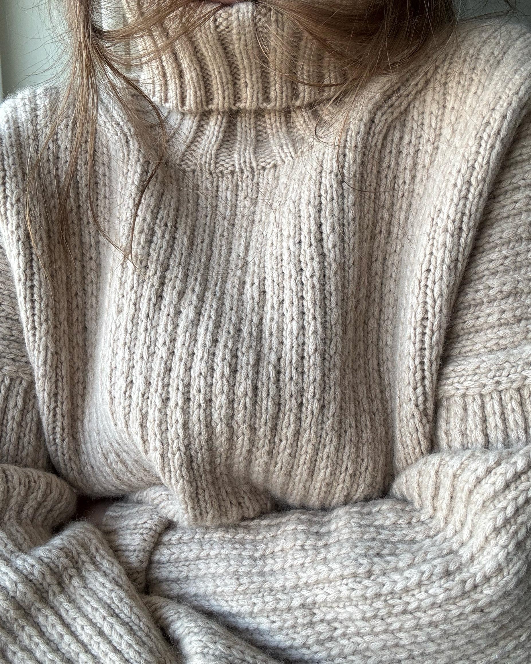 Warm and textured sweater with roll-neck, knitted using alpaca wool