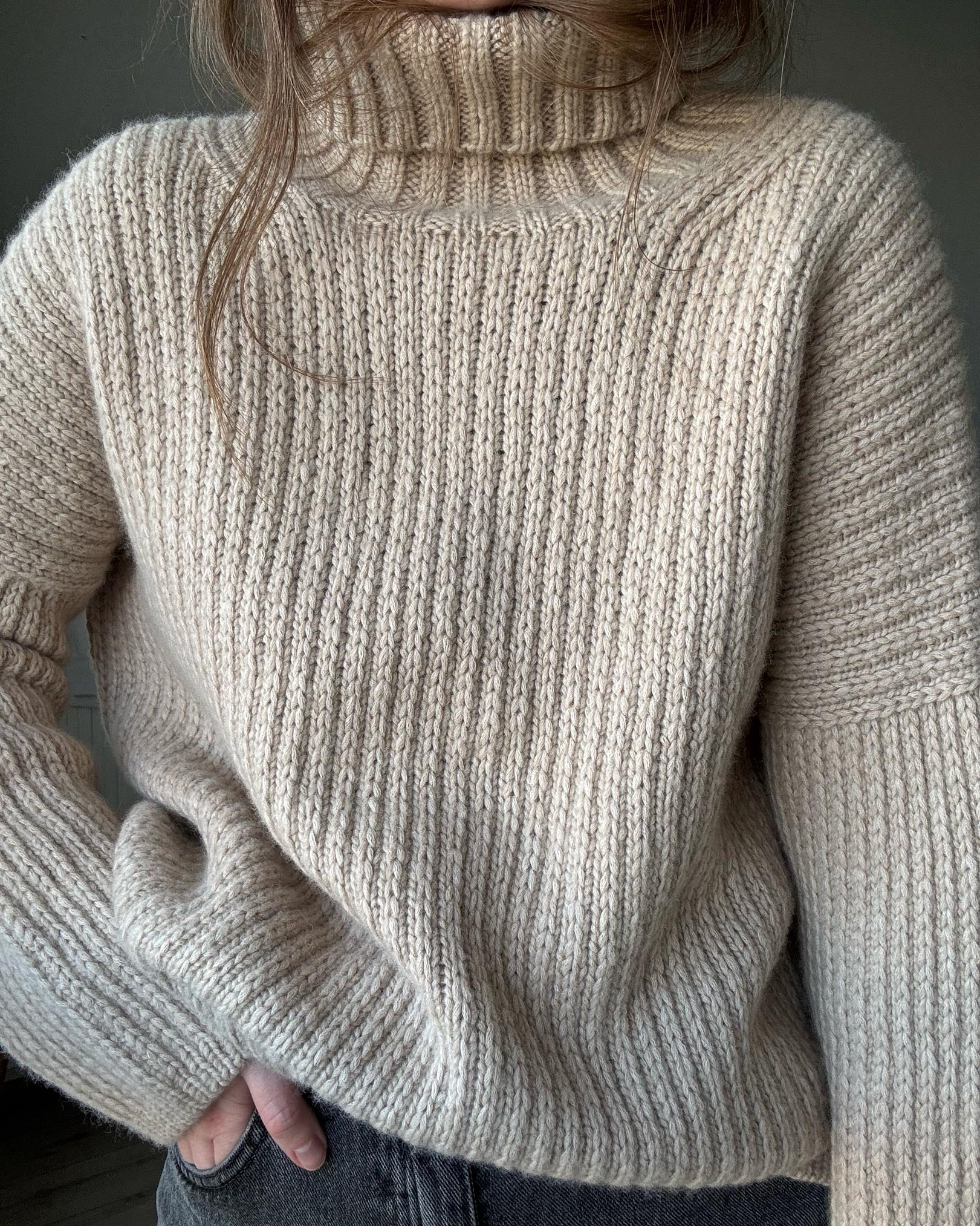 Oversized rullekrave sweater i alpakauld med højt halsdesign.