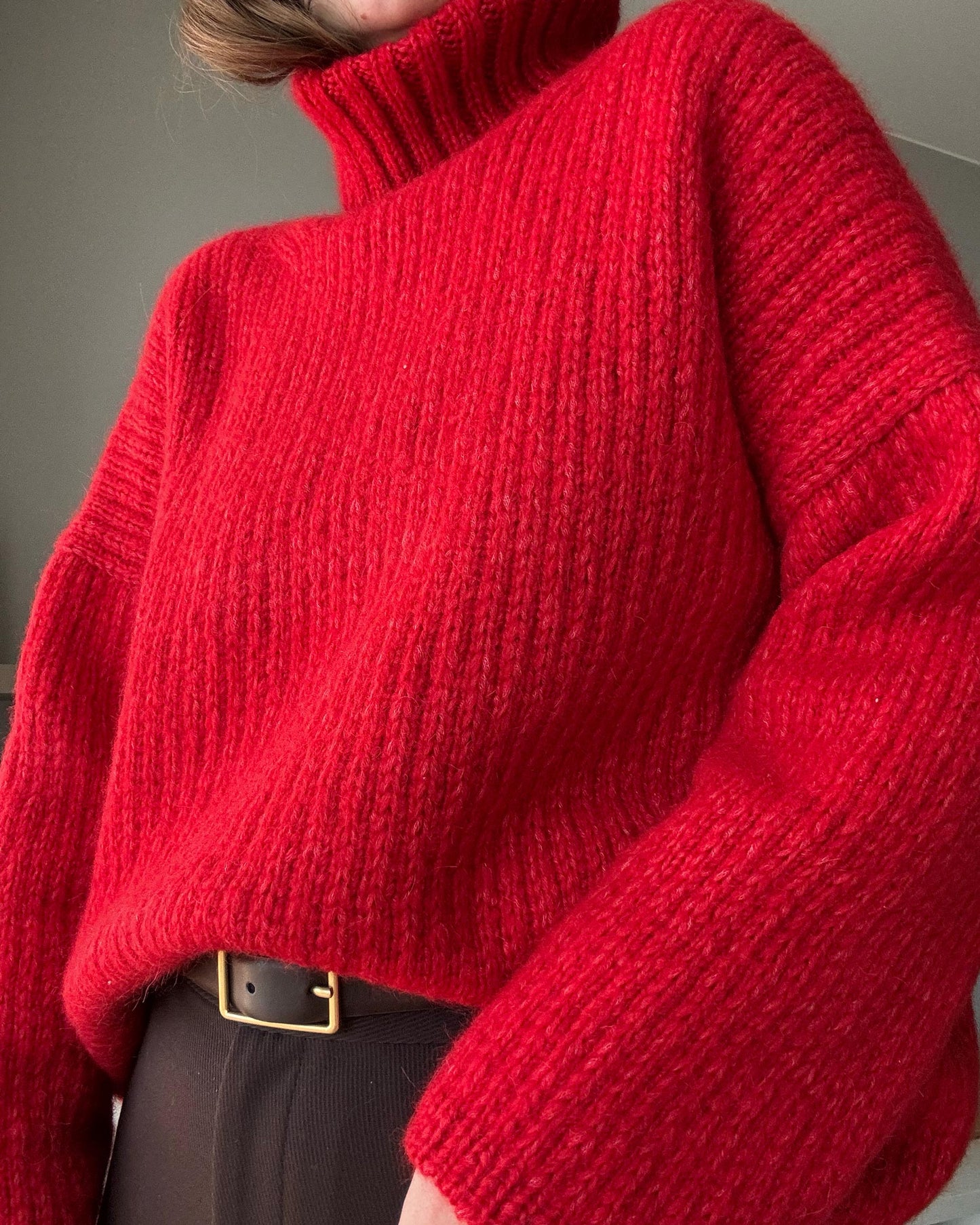 Feminin og blød sweater strikkeopskrift af Moreca Knit, mellem-niveau.