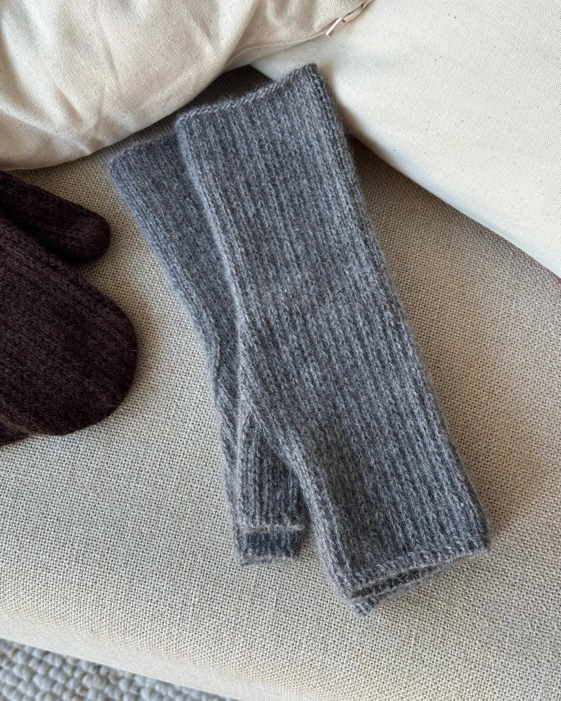 Utforsk Chantal Mittens-strikkemønsteret fra Moreca Knit – en strikkeguide og veiledning. Dette mønsteret for erfarne nybegynnere inkluderer slip stitches og teksturerte designelementer, perfekt for å lage elegante strikketilbehør som votter og fingerløse hansker. Følg våre strikkeinstruksjoner og mønsterskjema for å lage myke og søte tilbehør i kasjmir eller ull.