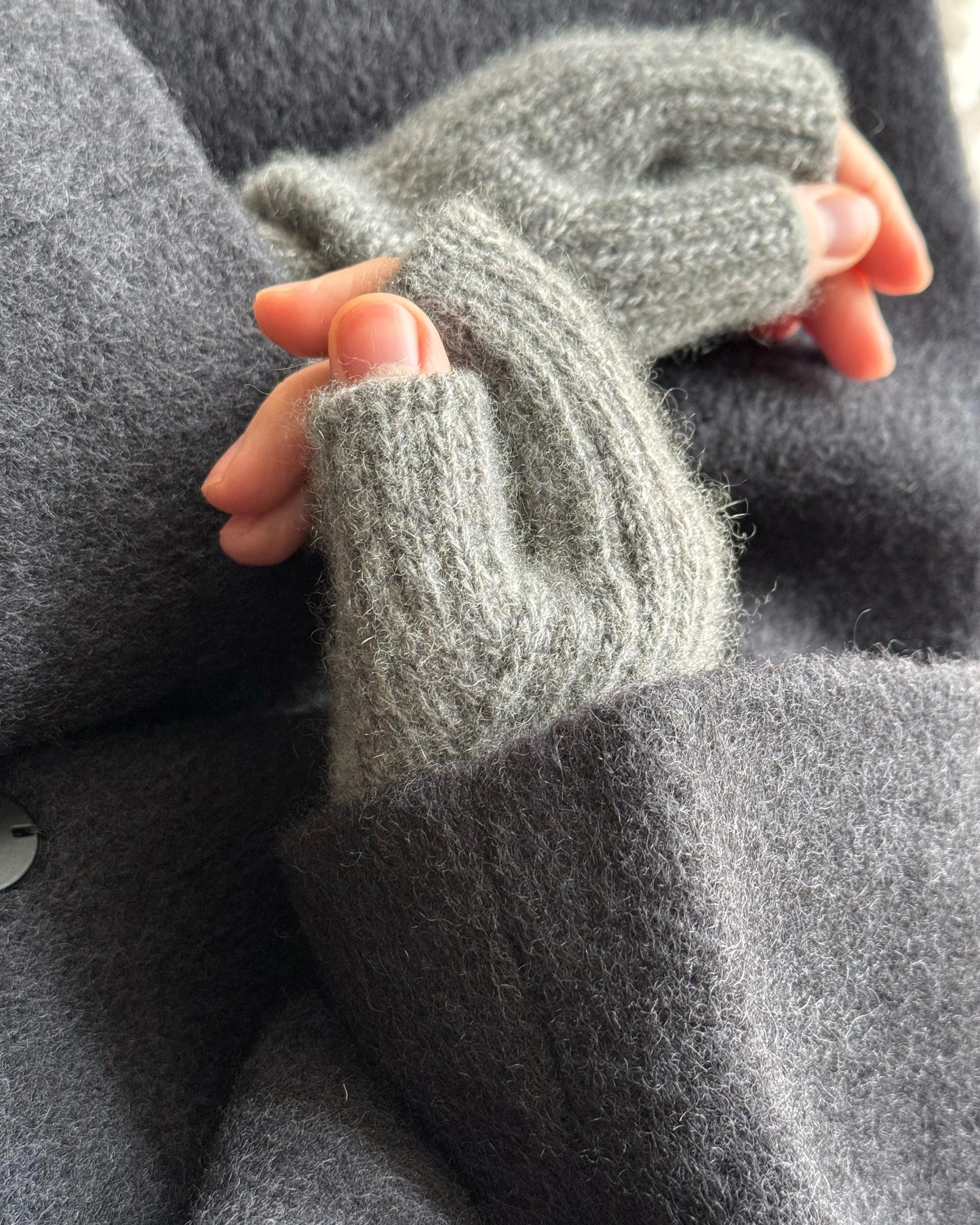 Chantal Mittens strikkeplan med teksturert design.