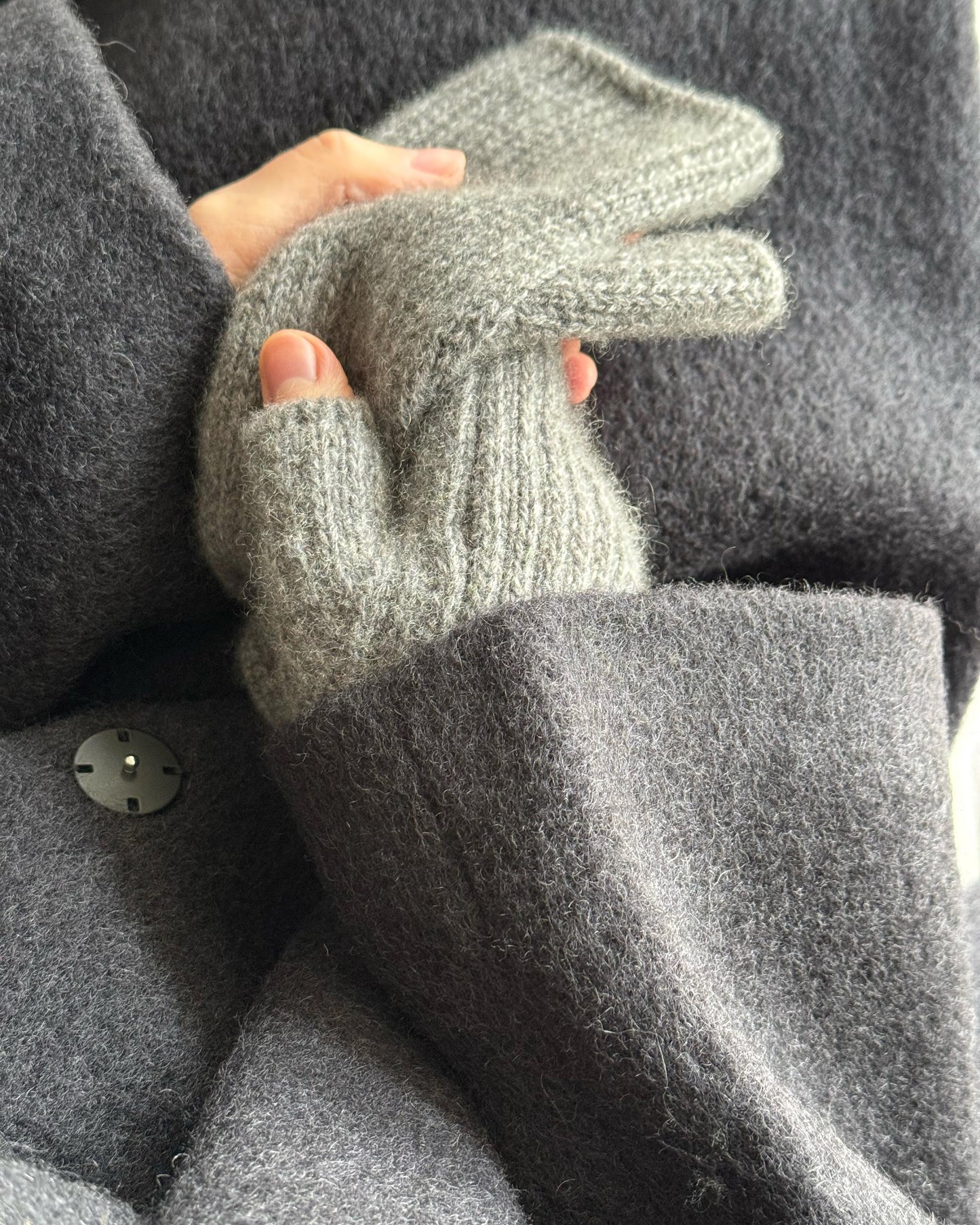 Strikkekunst: Chantal Mittens med slip stitch-elementer.