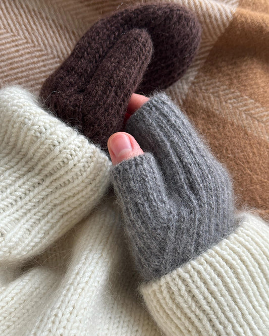 "Weiche und strukturierte Chantal Mittens Strickanleitungen.
Elegante Handschuhe als Strickaccessoire mit Slip-Stitch-Design.
Handgearbeitete Slip-Stitch-Handschuhe aus einem Strickschema von Moreca Knit.
Chantal Mittens mit Slip-Stitch-Design von Moreca Knit gestrickt.
Strukturierte klassische Handschuhe aus einem Strickmuster-Tutorial.
Fingerlose Handschuhe mit eleganten Slip-Stitches in weichem Kaschmir.
Strickmuster für fortgeschrittene Anfänger für niedliche Chantal Mittens.
Strickaccessoires: Chantal 