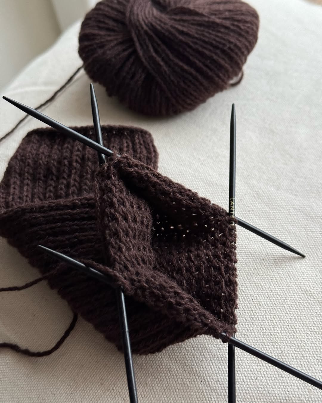 Strikkehåndværk: Chantal Mittens med slip stitch-elementer.