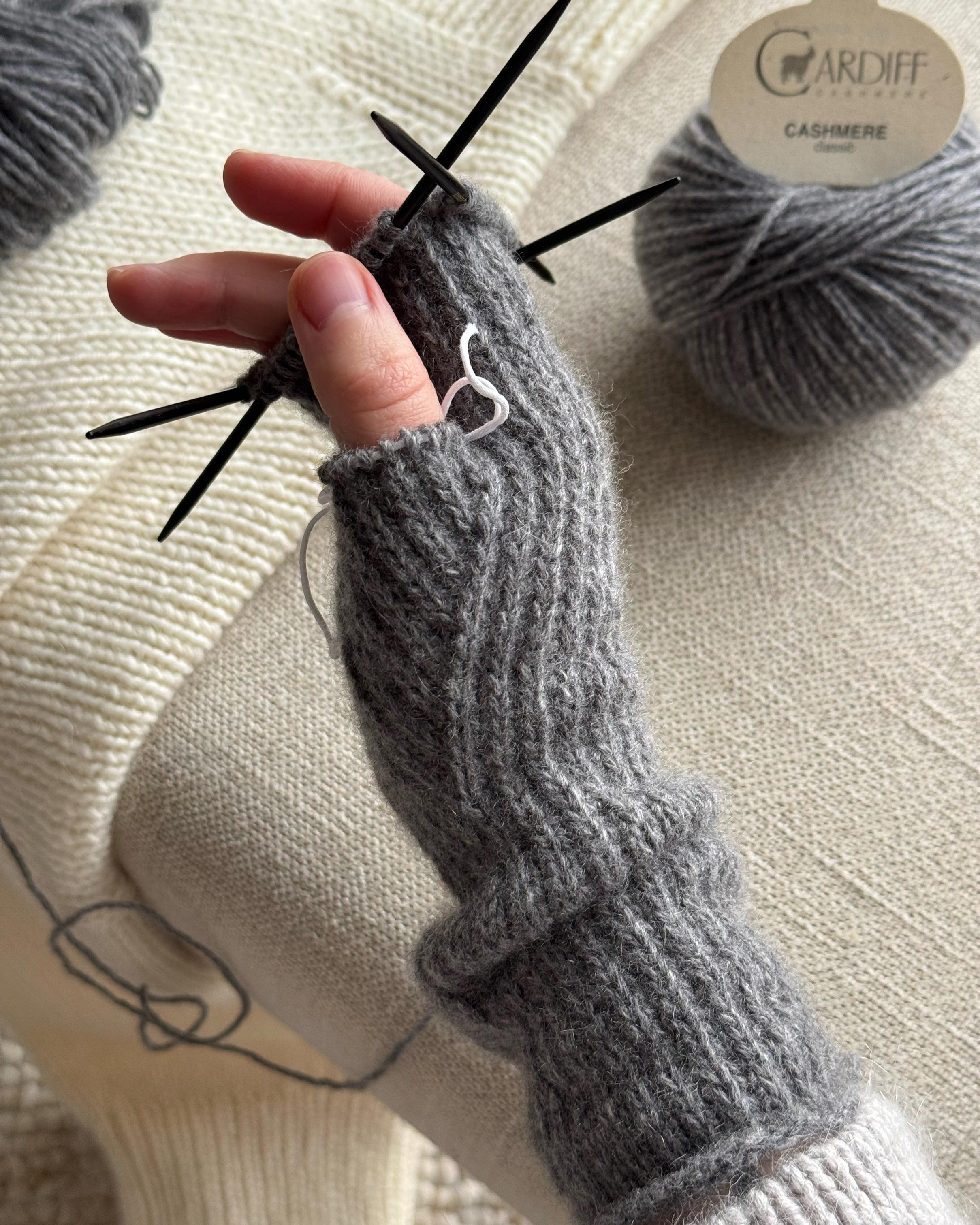 "Miękkie i teksturowane rękawiczki Chantal Mittens – instrukcje dziewiarskie.
Eleganckie rękawiczki jako akcesorium dziewiarskie z wykorzystaniem ściegu slip stitch.
Ręcznie wykonane rękawiczki ze ściegiem slip stitch według schematu od Moreca Knit.
Chantal Mittens wykonane według wzoru z użyciem ściegu slip stitch od Moreca Knit.
Teksturowane klasyczne rękawiczki stworzone na podstawie wzoru dziewiarskiego.
Rękawiczki bez palców z eleganckim ściegiem slip stitch w miękkim kaszmirze.
Wzór dziewiarski dla za