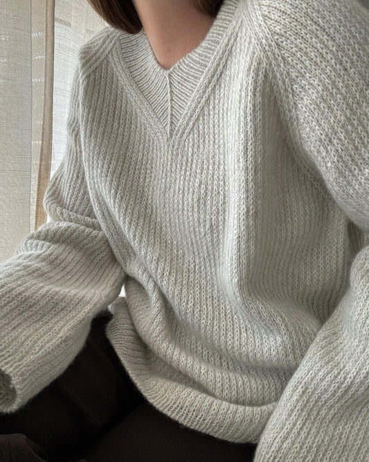 Kobiecy wzór na drutach Chantal Sweater V-neck od Moreca Knit z konstrukcją od góry do dołu i wzorem ze ściegiem pończoszniczym.