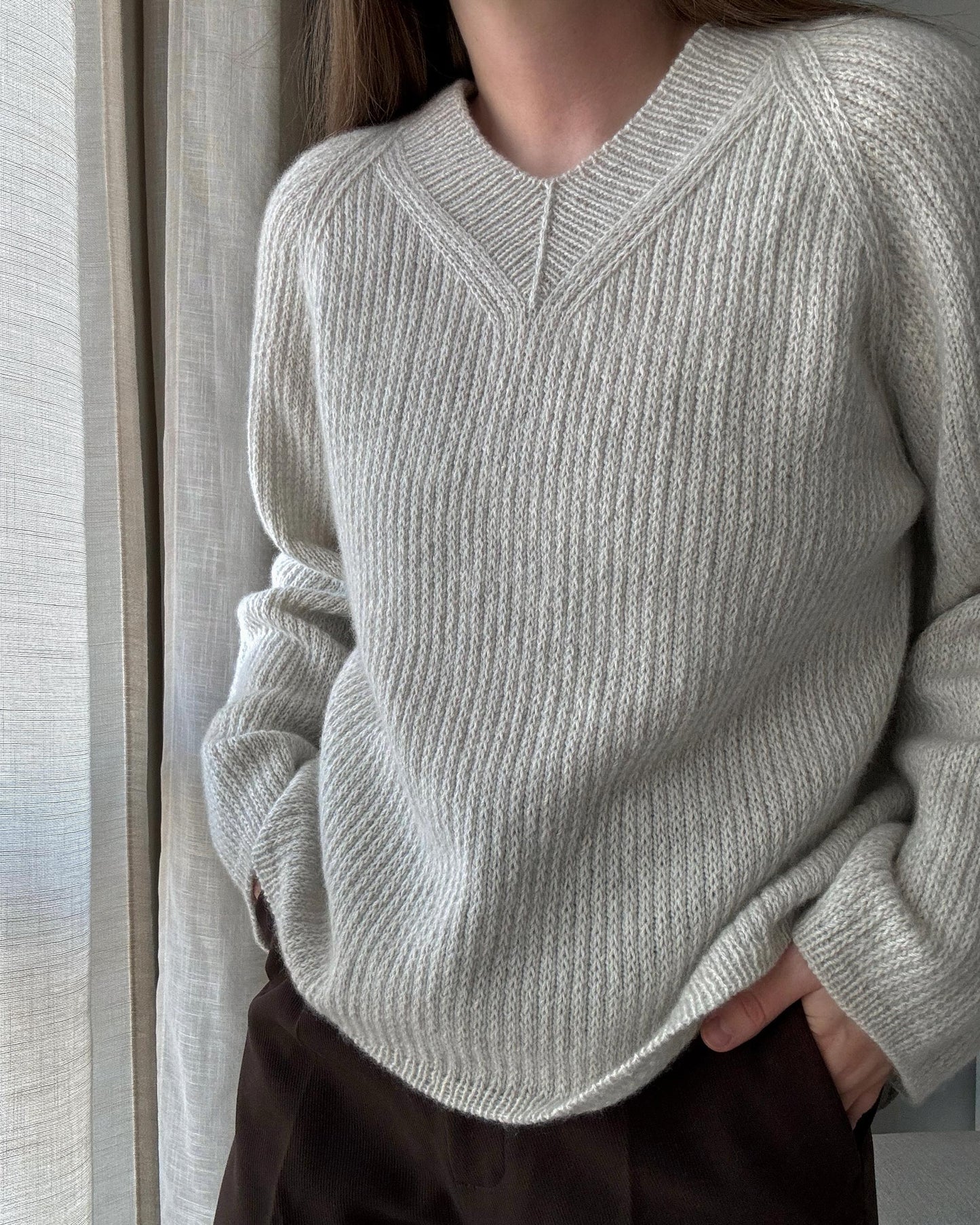 Feminin Chantal Sweater V-hals strikkeopskrift af Moreca Knit, med top-down konstruktion og slipmaskemønster.