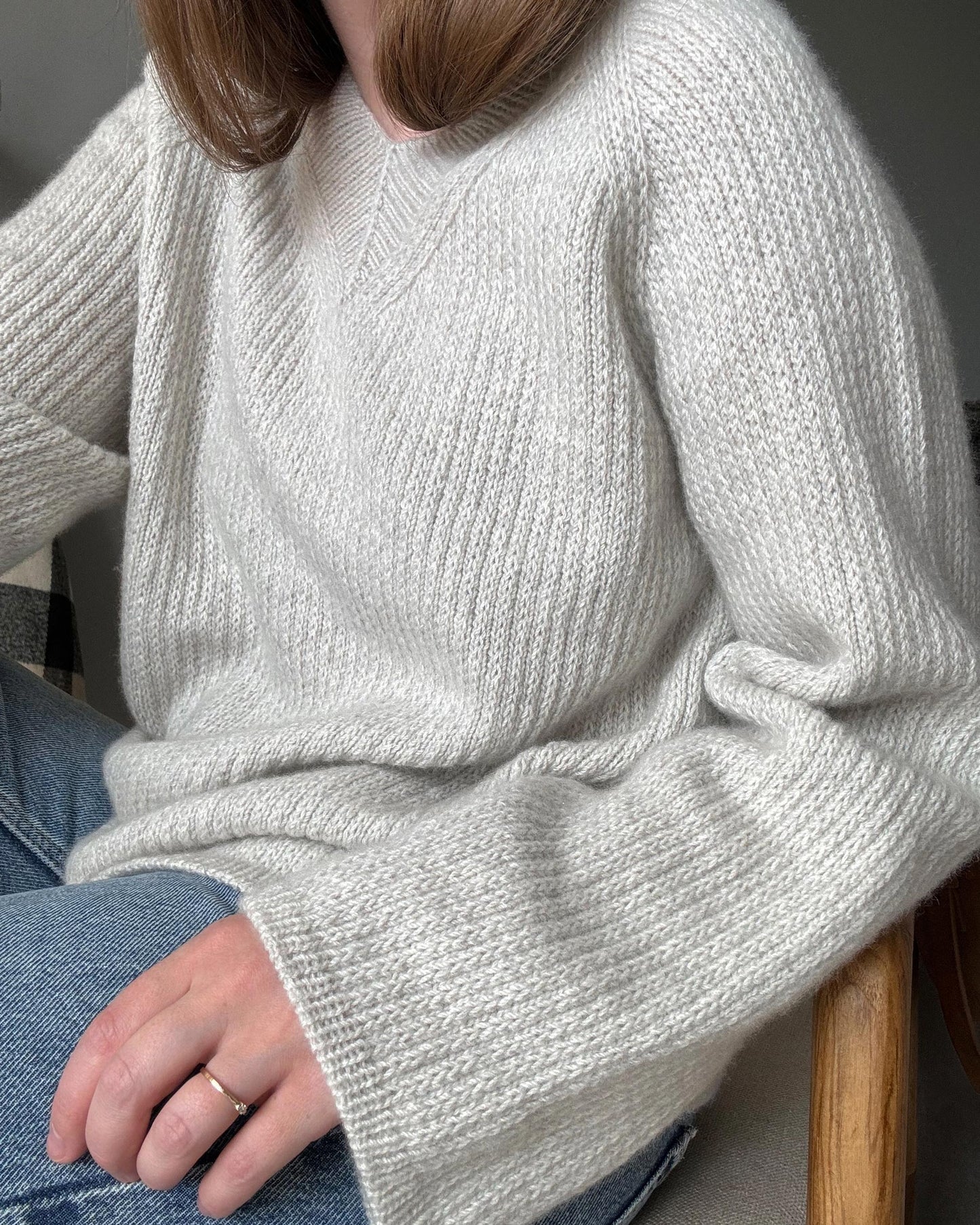 Structured and elegant Chantal Sweater V-neck with relaxed fit, knitted with 26 sts x 40 rows gauge.