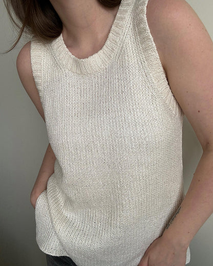 Chantal Top Strickmuster: Elegantes Sommer-ärmelloses Tanktop mit Slip-Stitch. Modernes Top-Muster für Damen.