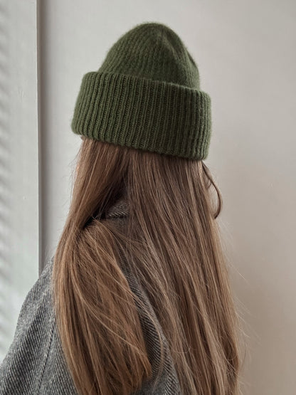 Modèle Chantal Beanie de Moreca Knit présenté sur la créatrice dans un style scandinave décontracté.
