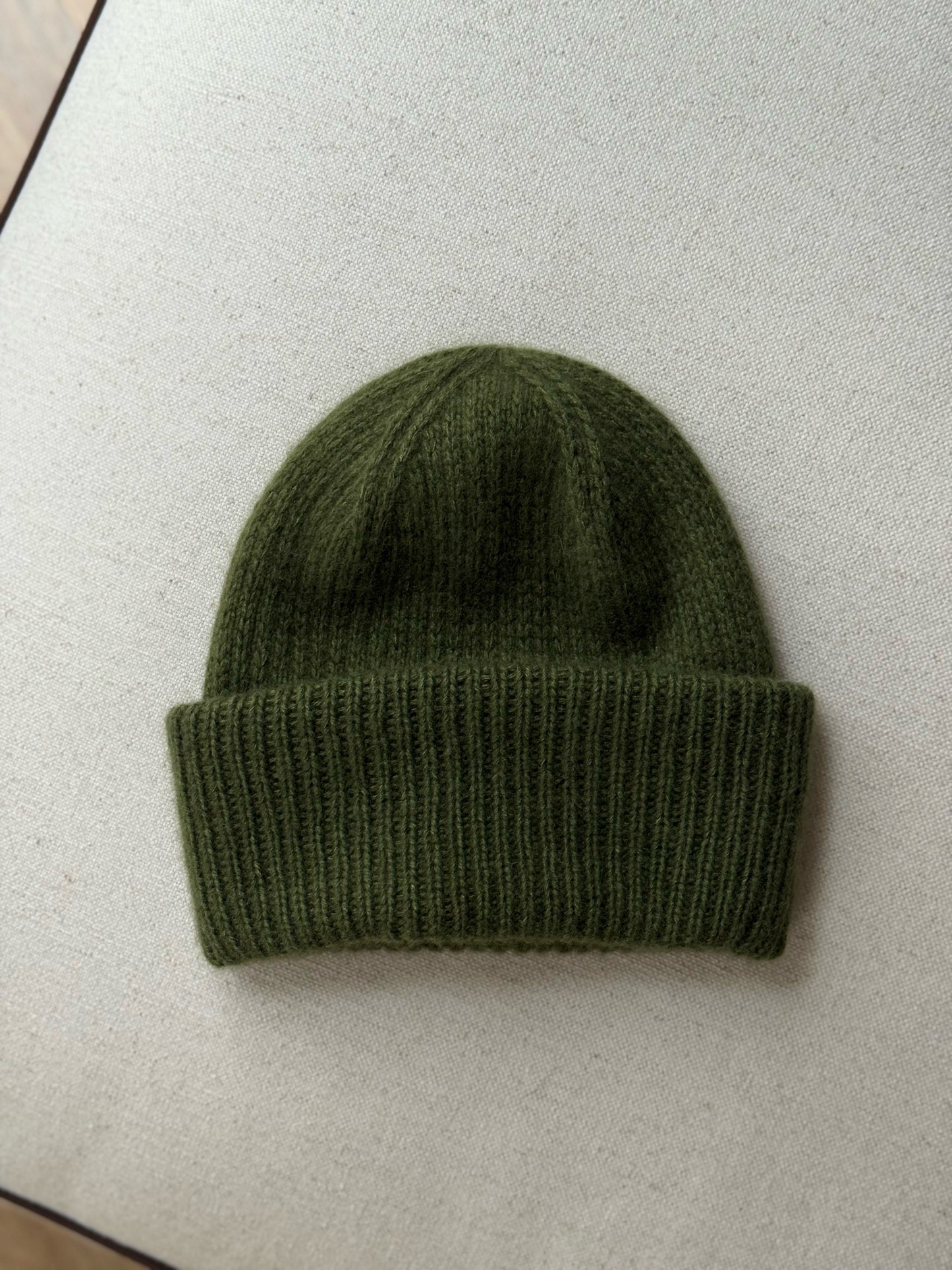 Chantal Beanie stylet på designeren, afslappet hue til kvinder og piger.
