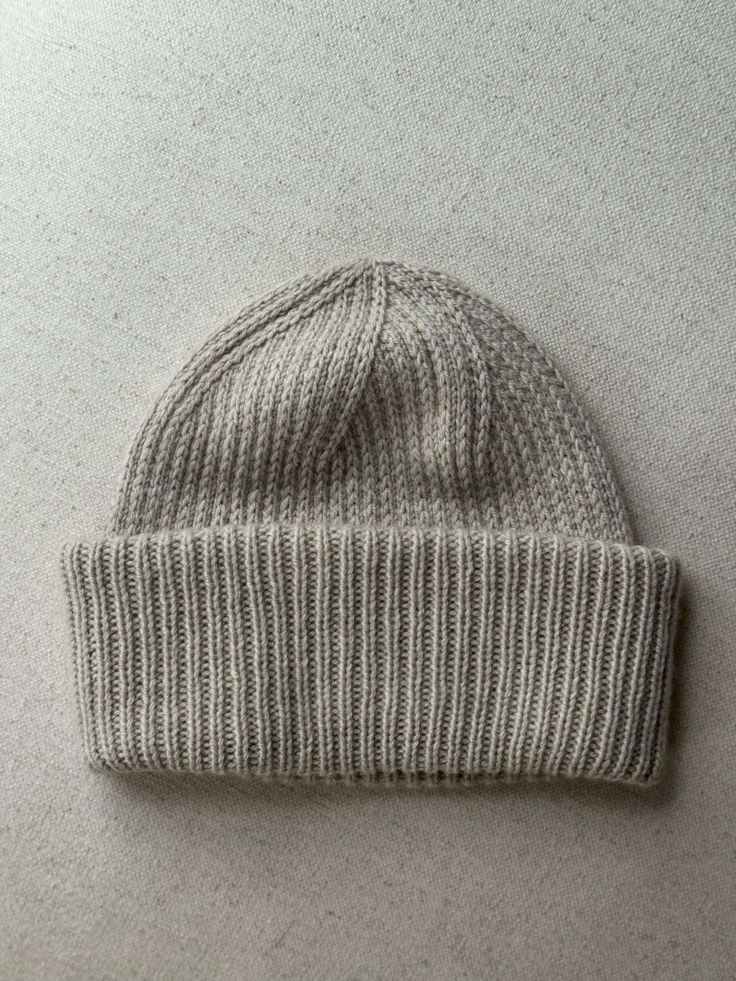 Strickanweisungen für eine Kaschmir Mütze in texturiertem Slip Stitch Muster.