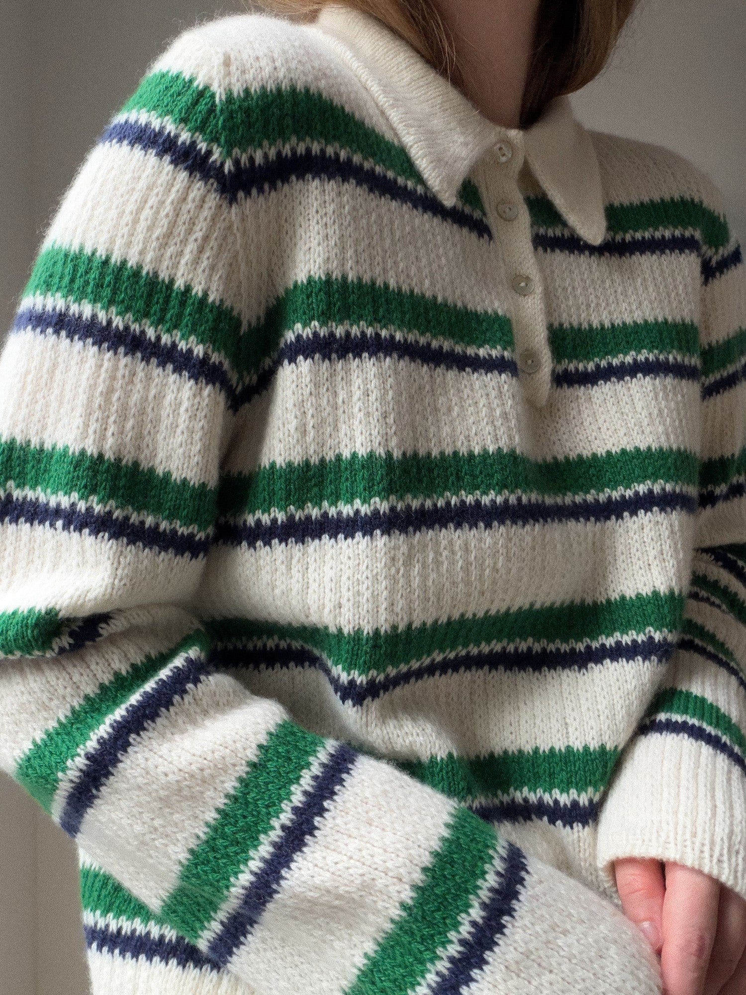 Gestreifter Damen Polopullover mit strukturierter Hebemaschenfläche, langen Ärmeln und moderner Konstruktion mit überschnittenen Schultern