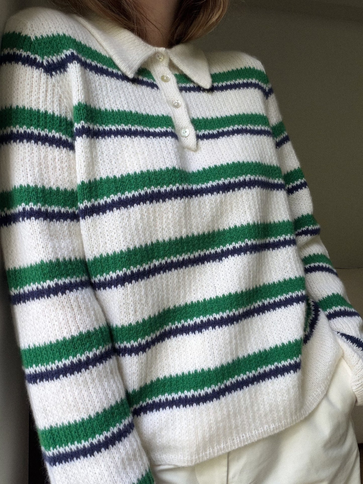 Løstsiddende polopullover til kvinder med lange ærmer, sænkede skuldre og raffineret stribet strikstruktur