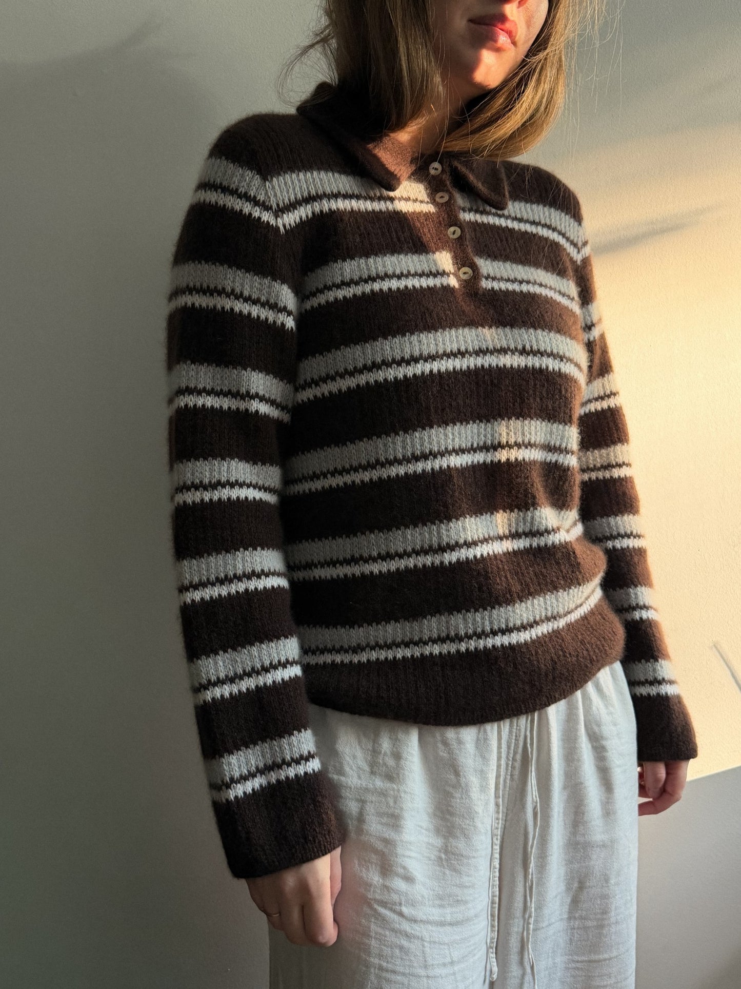 Damski sweter polo w paski o strukturalnej fakturze z oczek przekładanych, z długimi rękawami i nowoczesną konstrukcją z obniżoną linią ramion