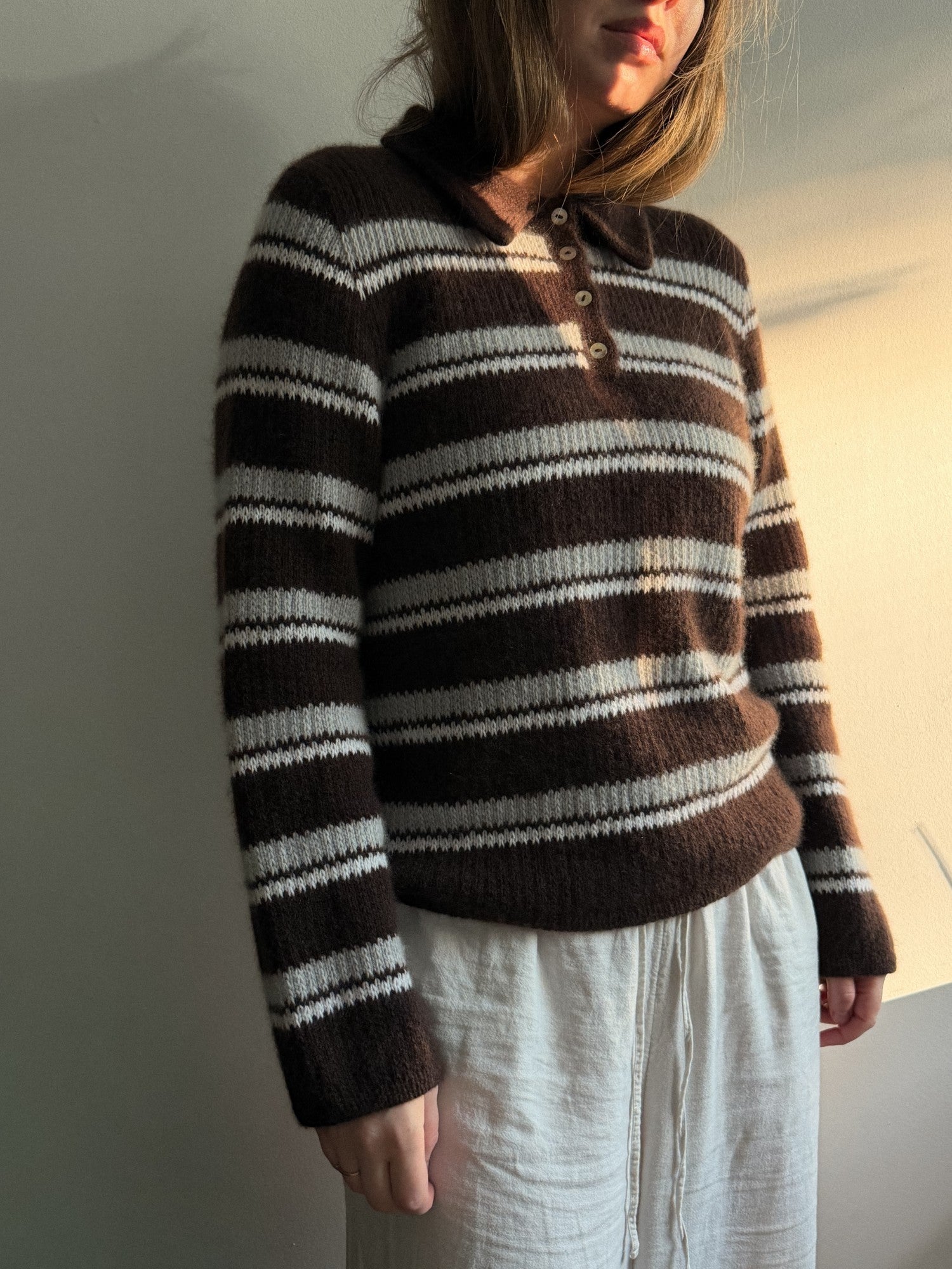 Damski sweter polo w paski o strukturalnej fakturze z oczek przekładanych, z długimi rękawami i nowoczesną konstrukcją z obniżoną linią ramion