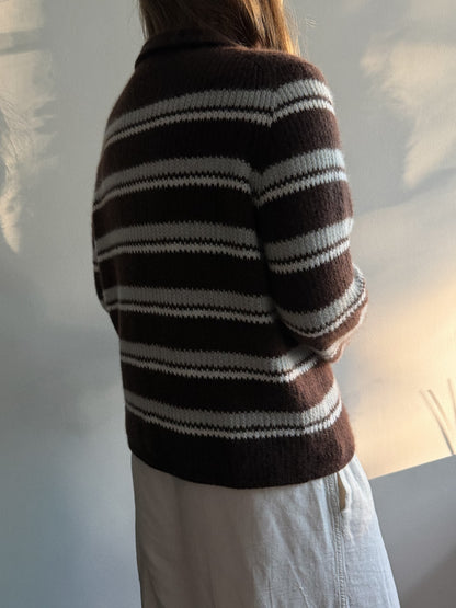 Moreca Knit Strickanleitung für einen gestreiften Pullover mit DK-Maschenprobe, Hebemaschenstruktur und lockerer Damenpassform