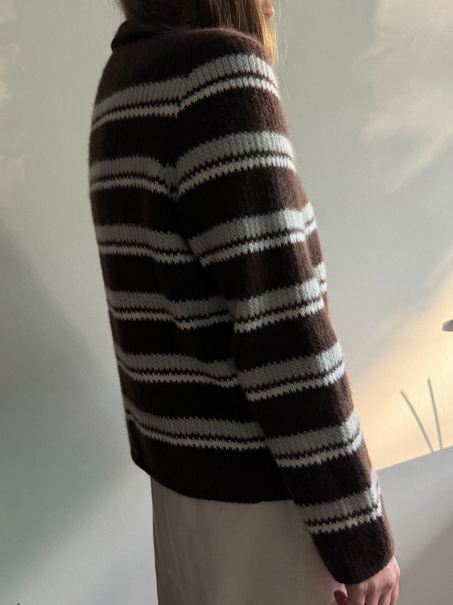 Anspruchsvolle Damen Strickanleitung für einen gestreiften Polopullover mit langen Ärmeln, Knopflöchern und umgeschlagenem Rand