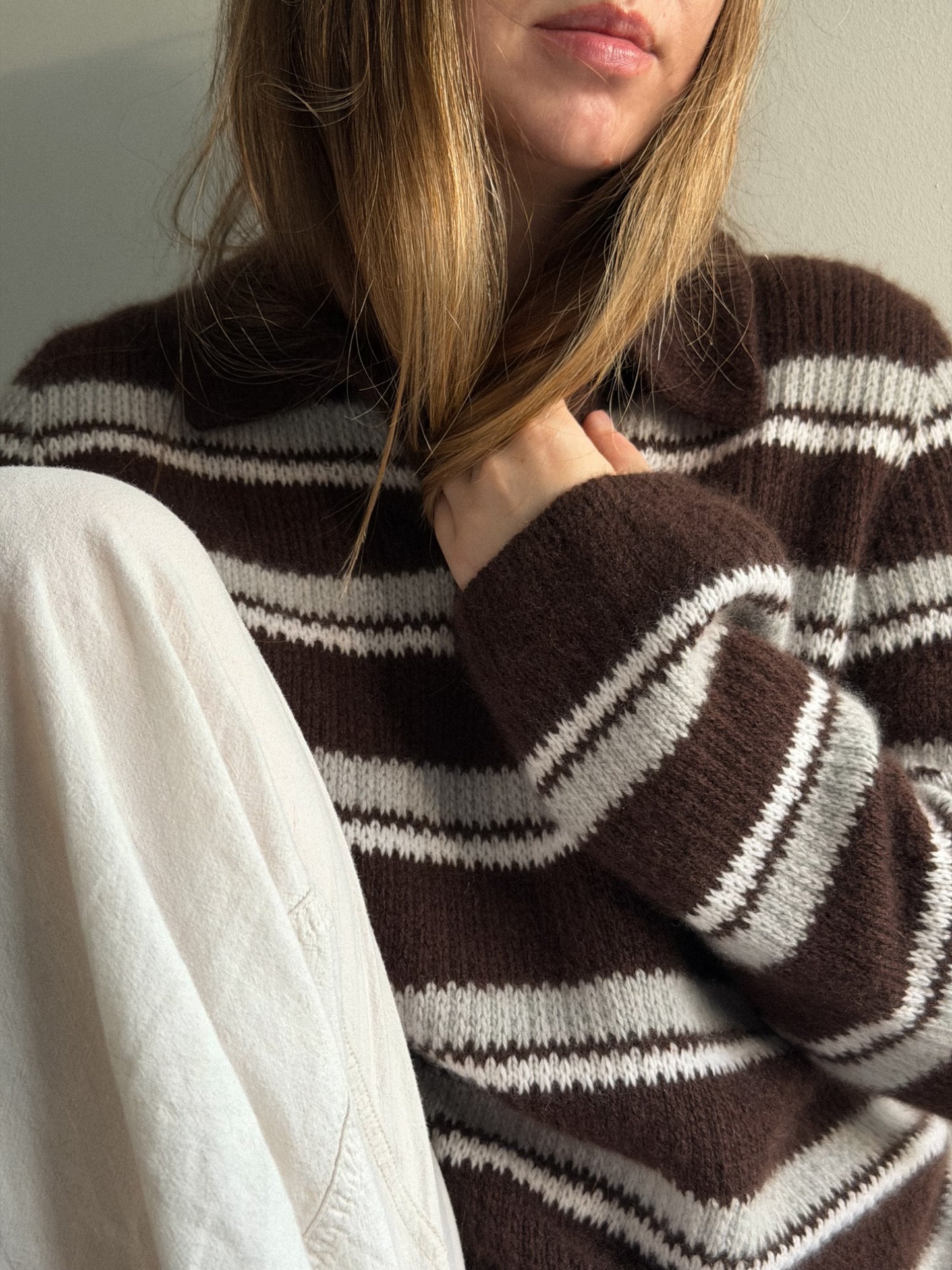 Sweter Chantal Polo widziany z tyłu, pokazujący obniżoną linię ramion, długie rękawy i swobodną, strukturalną sylwetkę