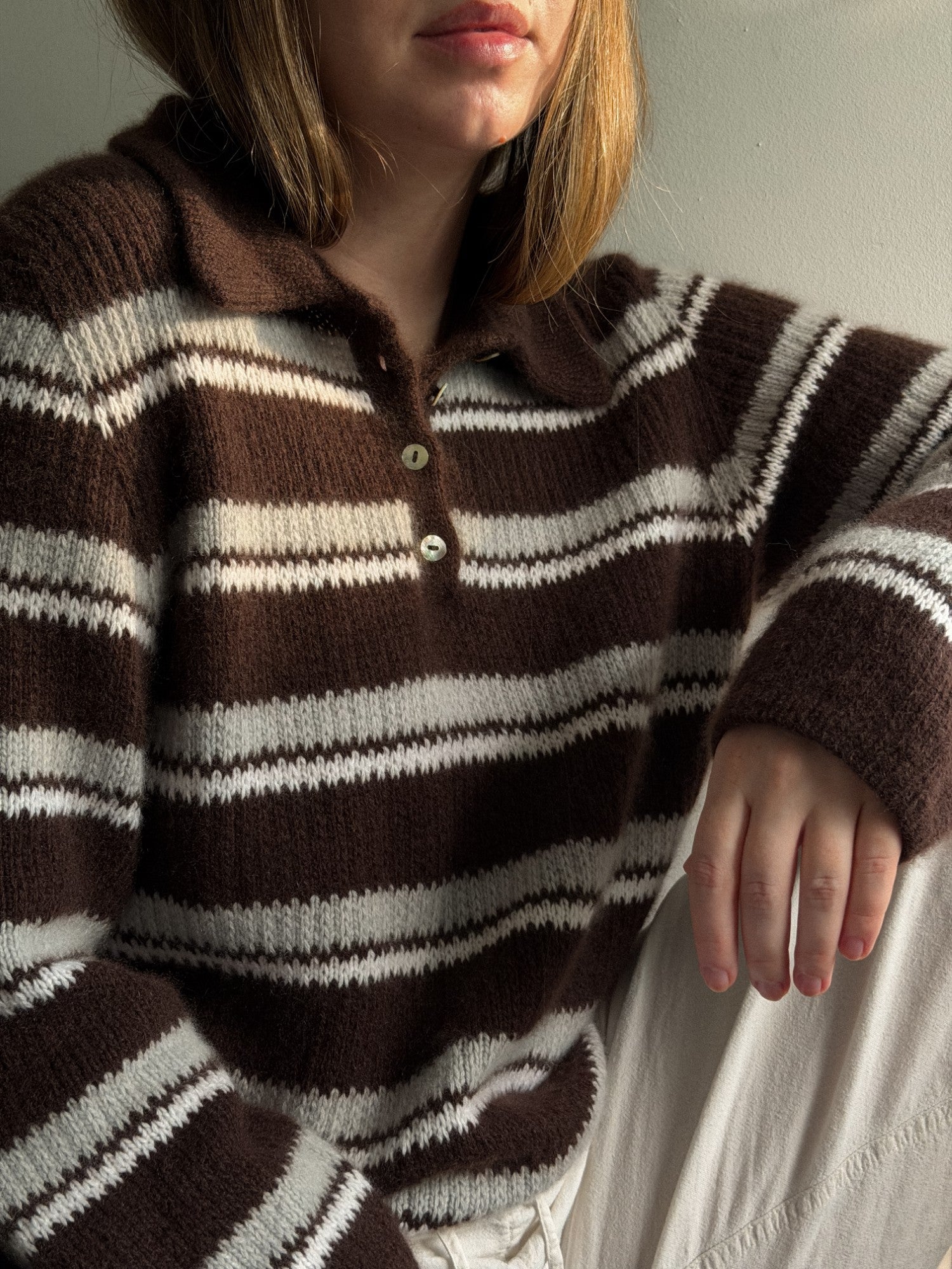 Sweter Chantal Polo widziany z boku, podkreślający swobodny fason, fakturę z oczek przekładanych i długie rękawy