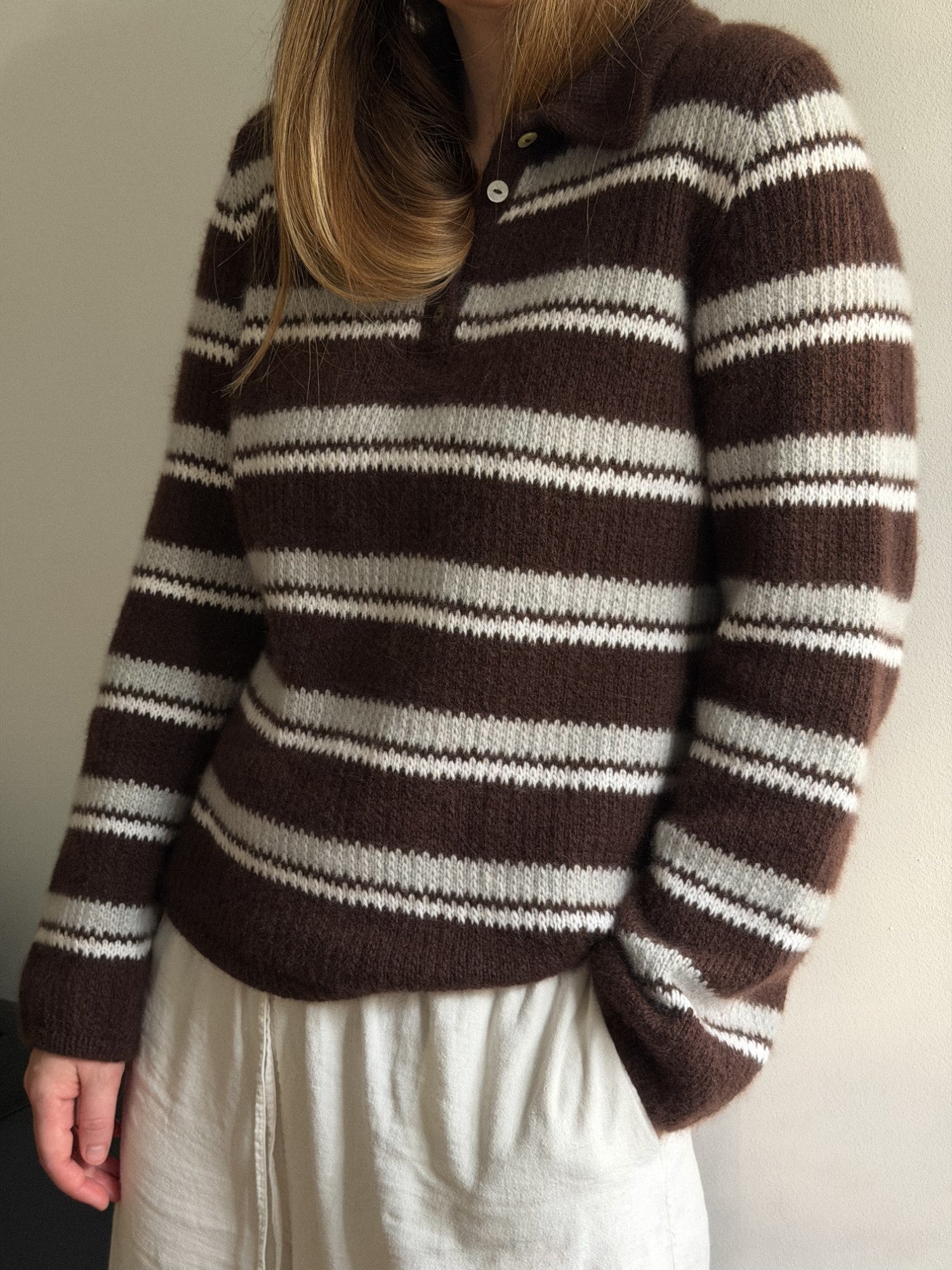 Chantal Polo fra Moreca Knit, en moderne struktureret polosweater med løftede masker, afslappet pasform og raffineret konstruktion