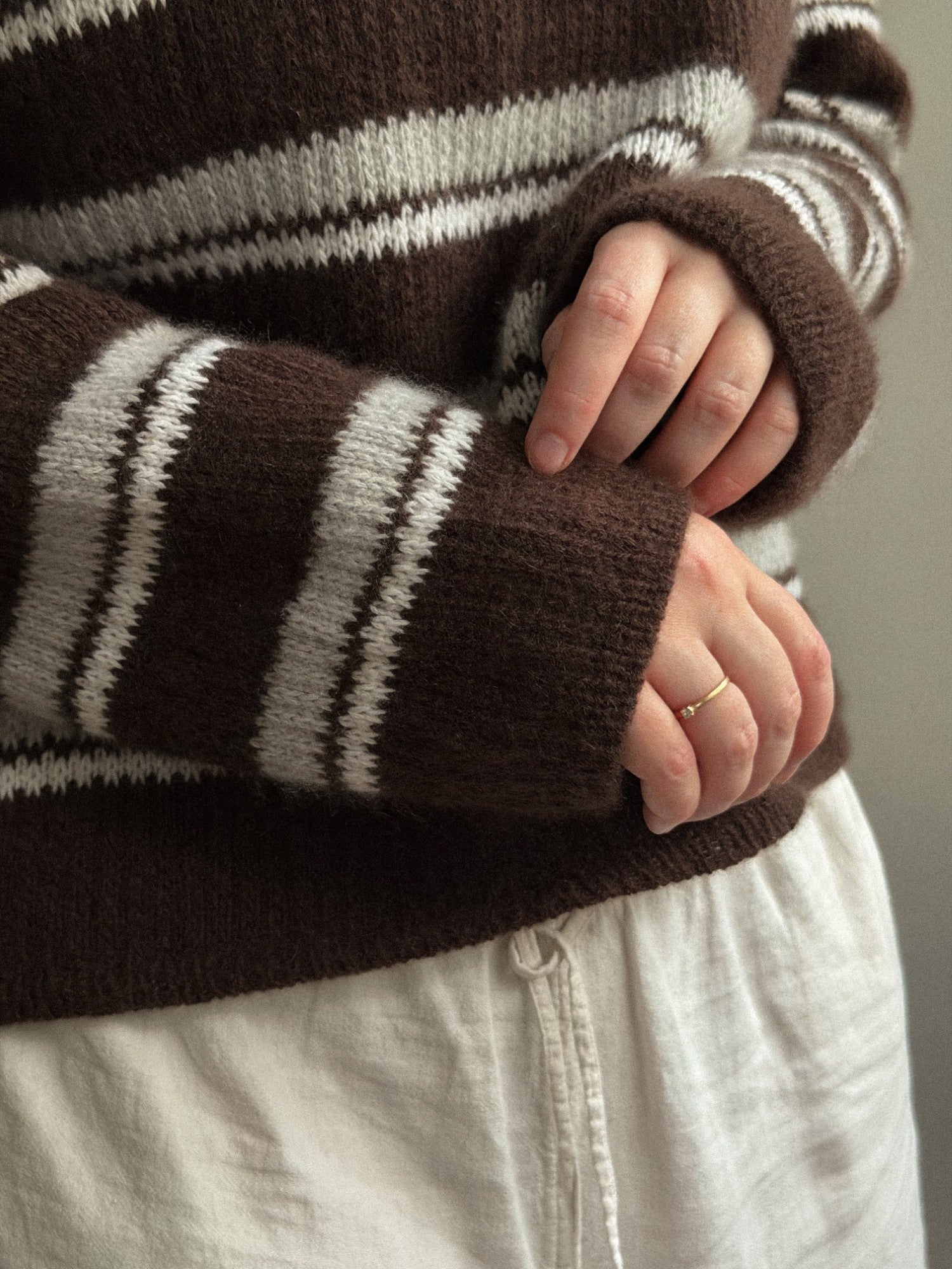 Chantal Polo od Moreca Knit, nowoczesny fakturowany sweter polo z oczkami przekładanymi, swobodnym fasonem i dopracowaną konstrukcją