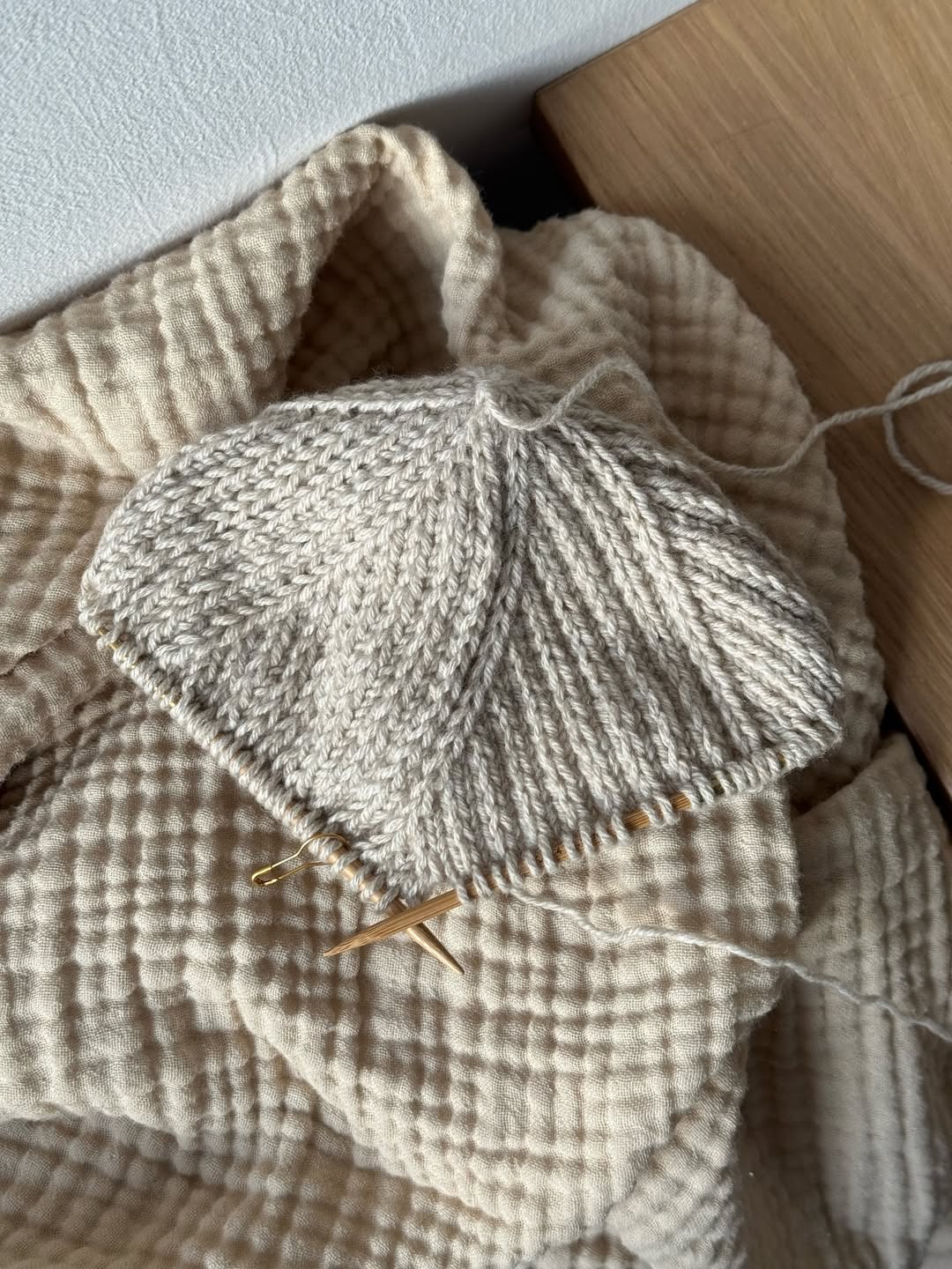 Gauge reference 26 sts x 36 rows per 10 x 10 cm in slip stitch pattern for fabric planning.