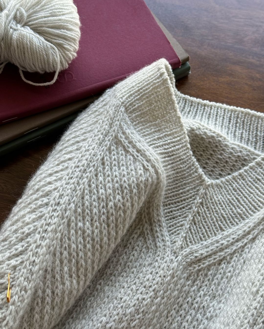 Knitted jumper with V-neck and structured slip stitch pattern, following Moreca Knit Chantal Sweater guide.