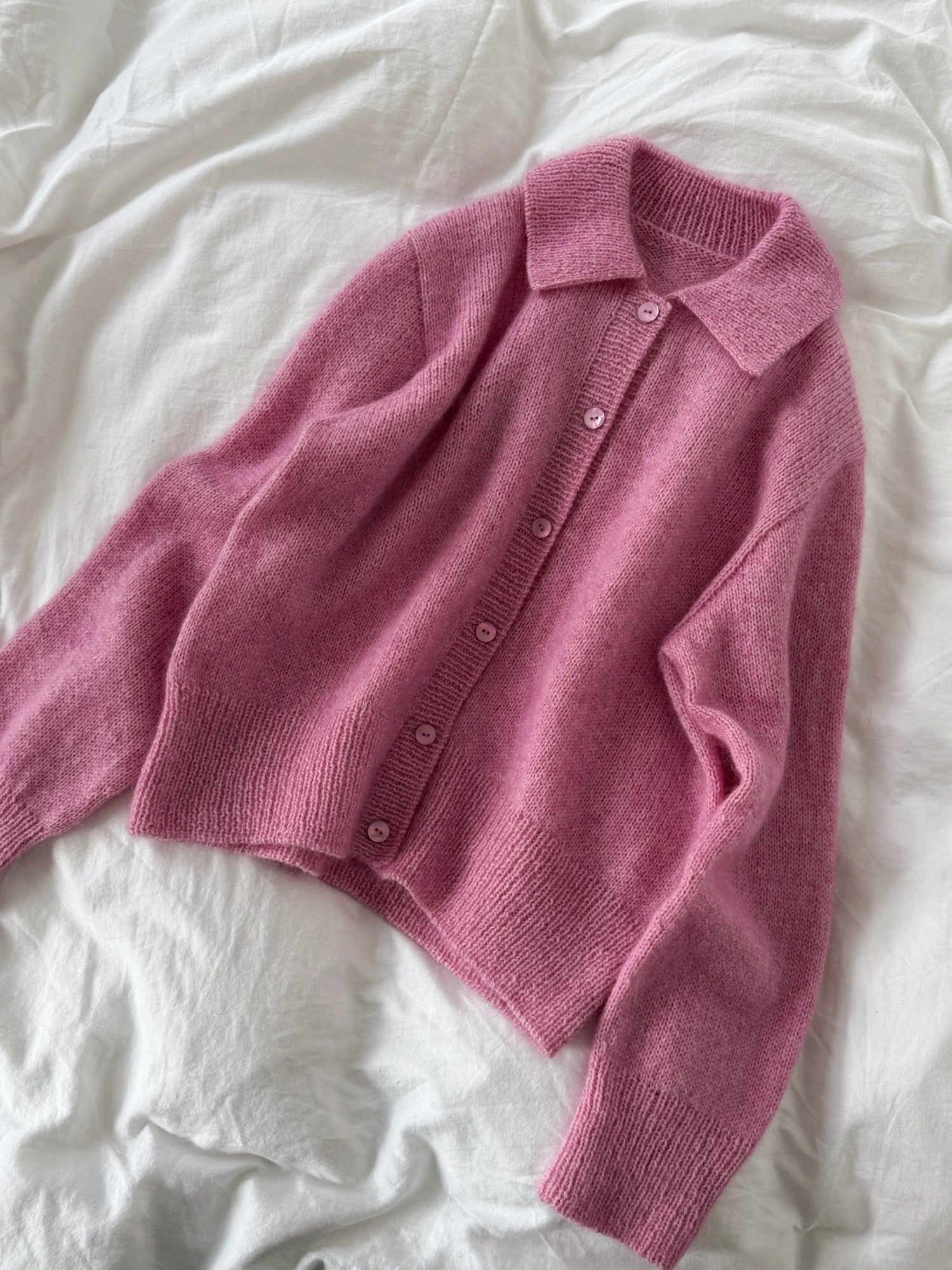 Halsdetalj med rund hals base og polokrage look med jevne masker i Charlie Cardigan fra Moreca Knit