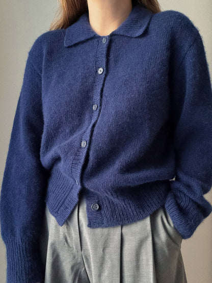 Halsdetalj med rund hals bas och polokrage look med jämna maskor i Charlie Cardigan från Moreca Knit