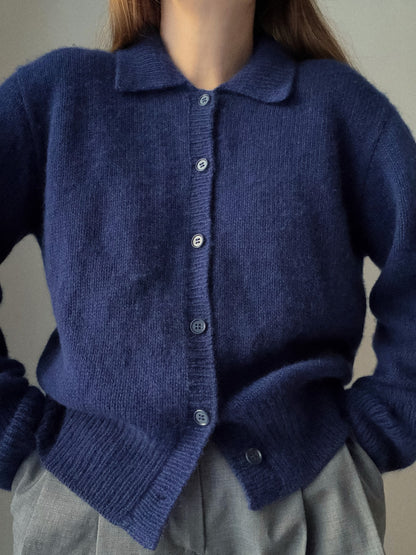 Nærbillede af polokrave og 1x1 ribkrave, pæn opsamling og foldet kant i Charlie Cardigan fra Moreca Knit