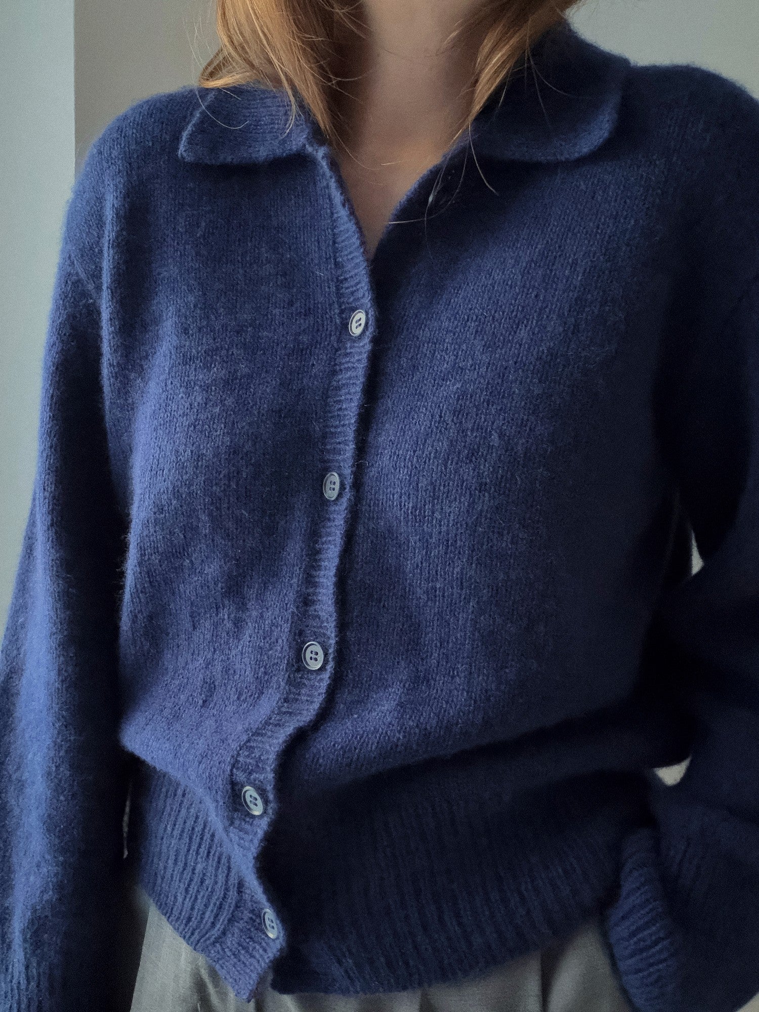 Detal rękawa, rękawy dziergane na okrągło i kształtowane skróconymi rzędami w Charlie Cardigan top-down