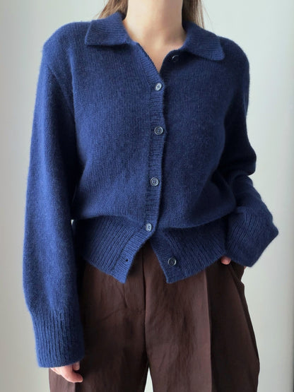 Charlie Cardigan fra Moreca Knit på designeren, frontbilde av oversized lett cropped cardigan med knapper i glattstrikk og polokrage