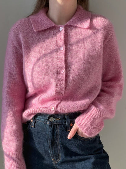 Vue de dos du Charlie Cardigan, encolure ronde formee avec German Short Rows et jersey regulier dans le patron de tricot pour femme