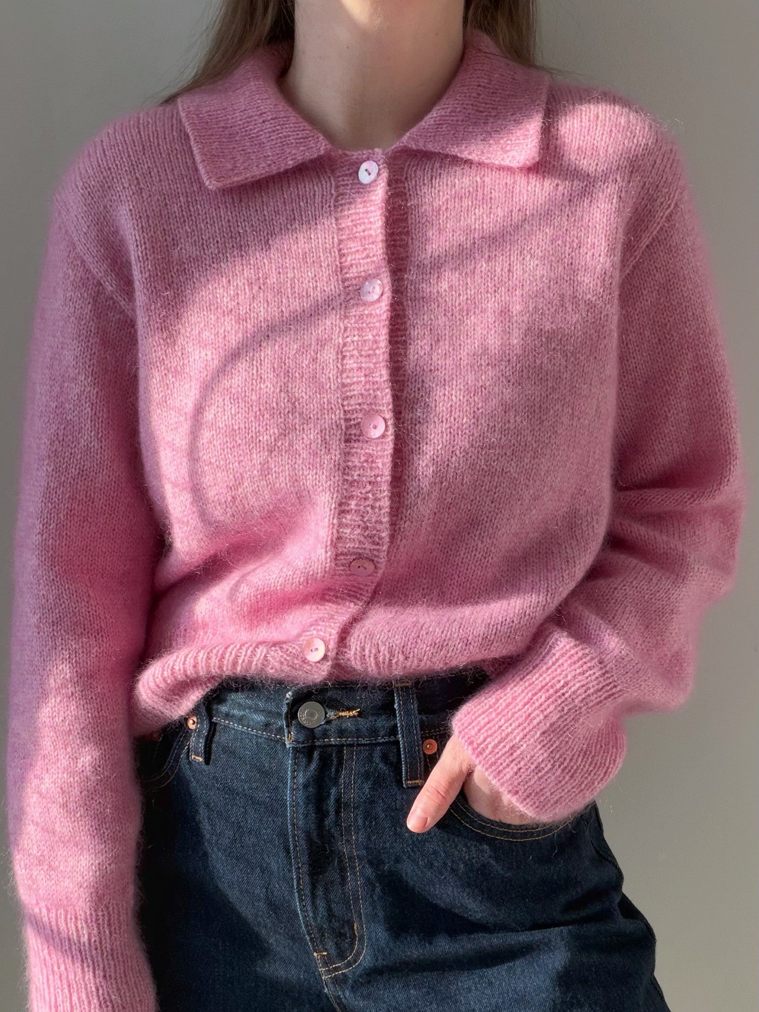 Tekstur nærbilde med jevn glattstrikk som matcher strikkefasthet i Charlie Cardigan knit guide