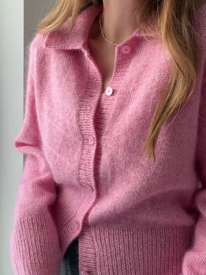 Krage og forkant detalj med brettet kant og dobbelstrikk finish med rene linjer i Charlie Cardigan tutorial