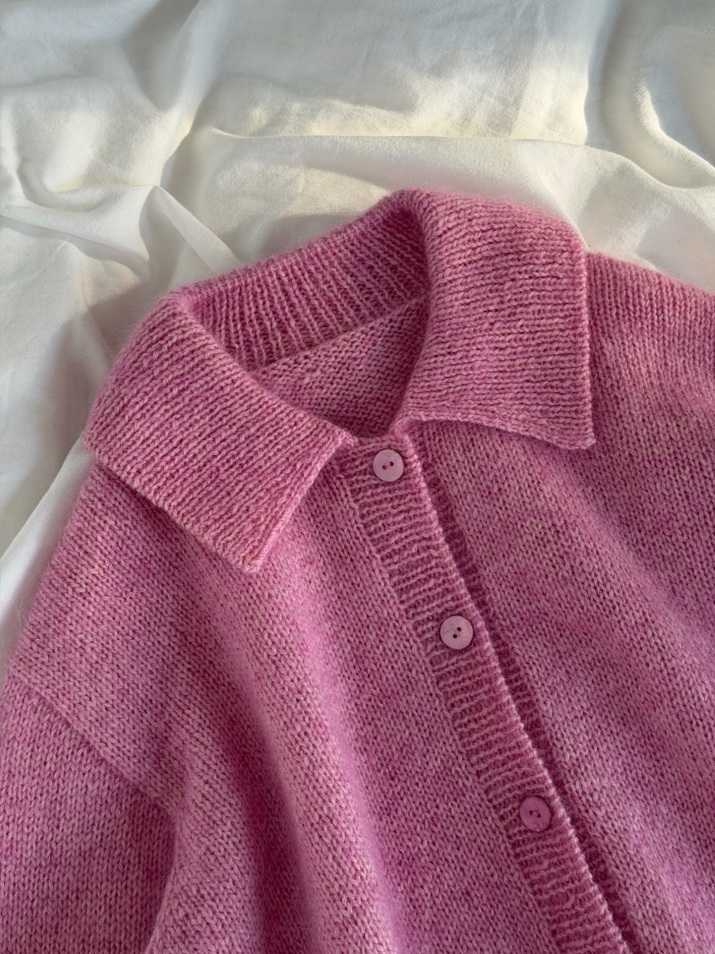 Charlie Cardigan 옆모습, 탑다운 구조와 어깨 늘림, 암홀 형태가 보이는 가디건 도안