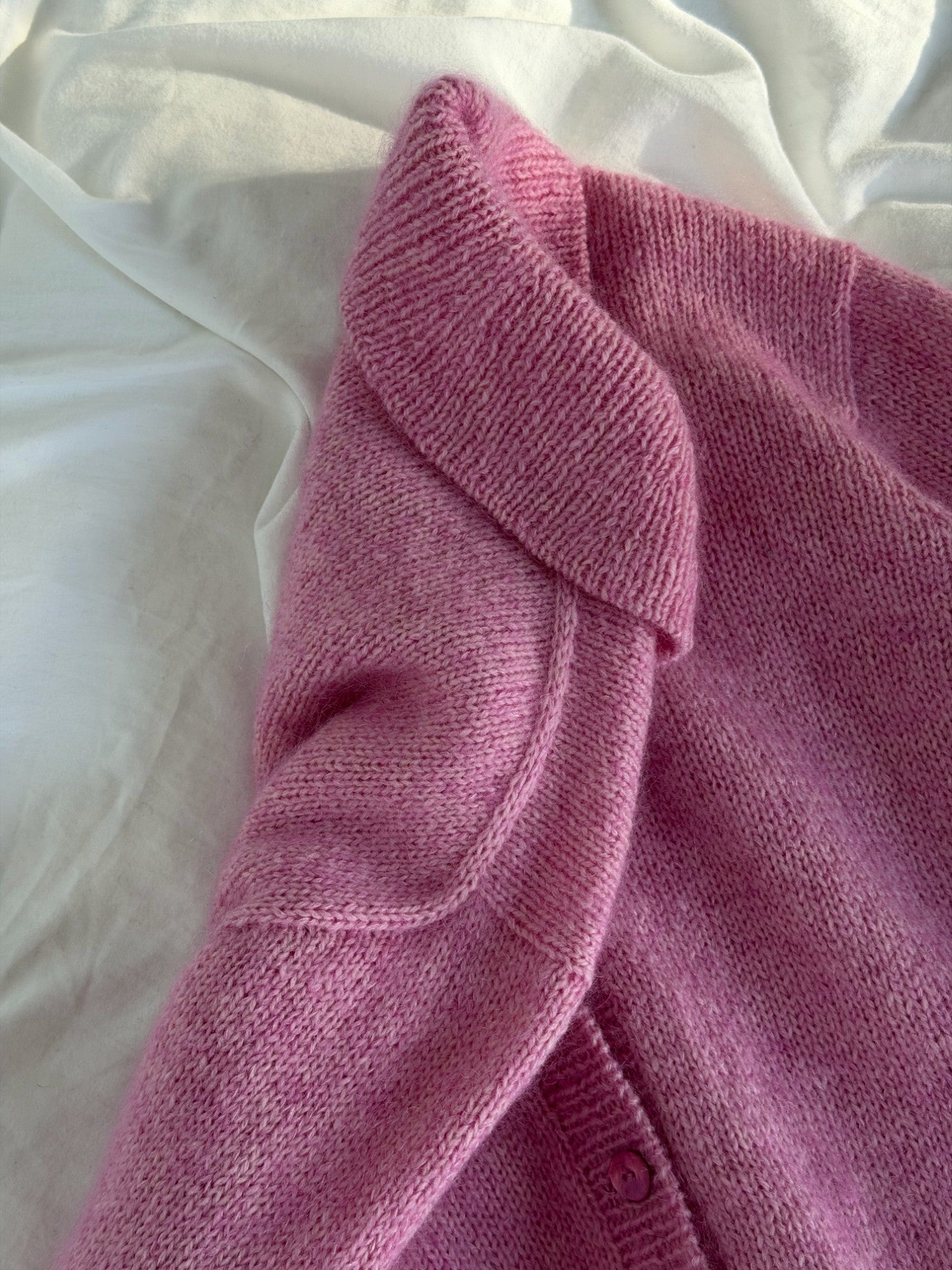 Afslappet skandinavisk pose med Charlie Cardigan stående åben, oversized pasform og fald i en nutidig opskrift til kvinder