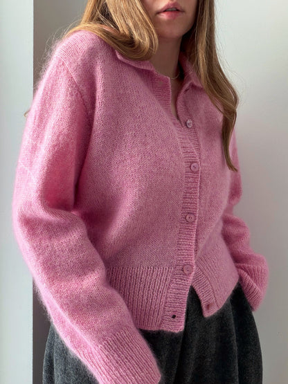 Kant nærbilde med lett cropped lengde avsluttet med vrangbord i Charlie Cardigan moderne cardigan oppskrift
