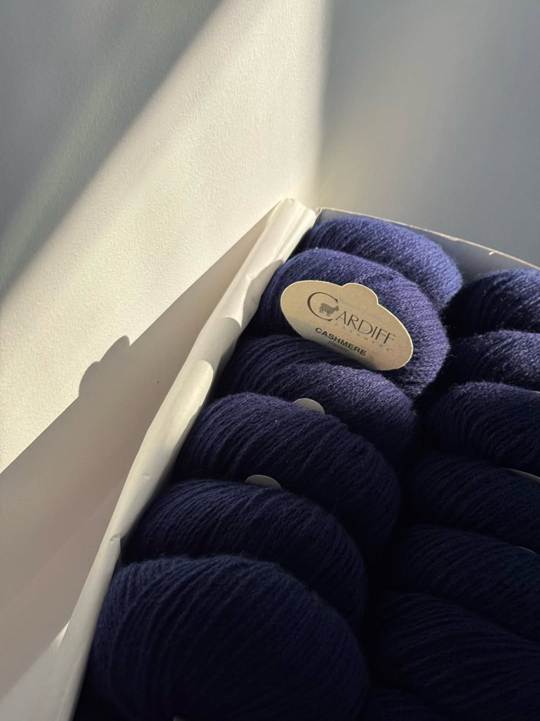 Tekstur nærbilde med jevn glattstrikk som matcher strikkefasthet i Charlie Cardigan knit guide