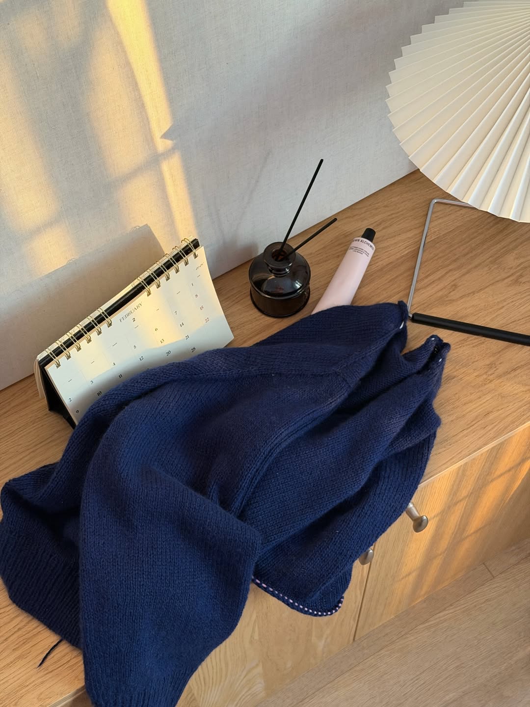 Detal kołnierza i przodu, podwinięty brzeg i wykończenie techniką double knitting z czystymi liniami w tutorialu Charlie Cardigan