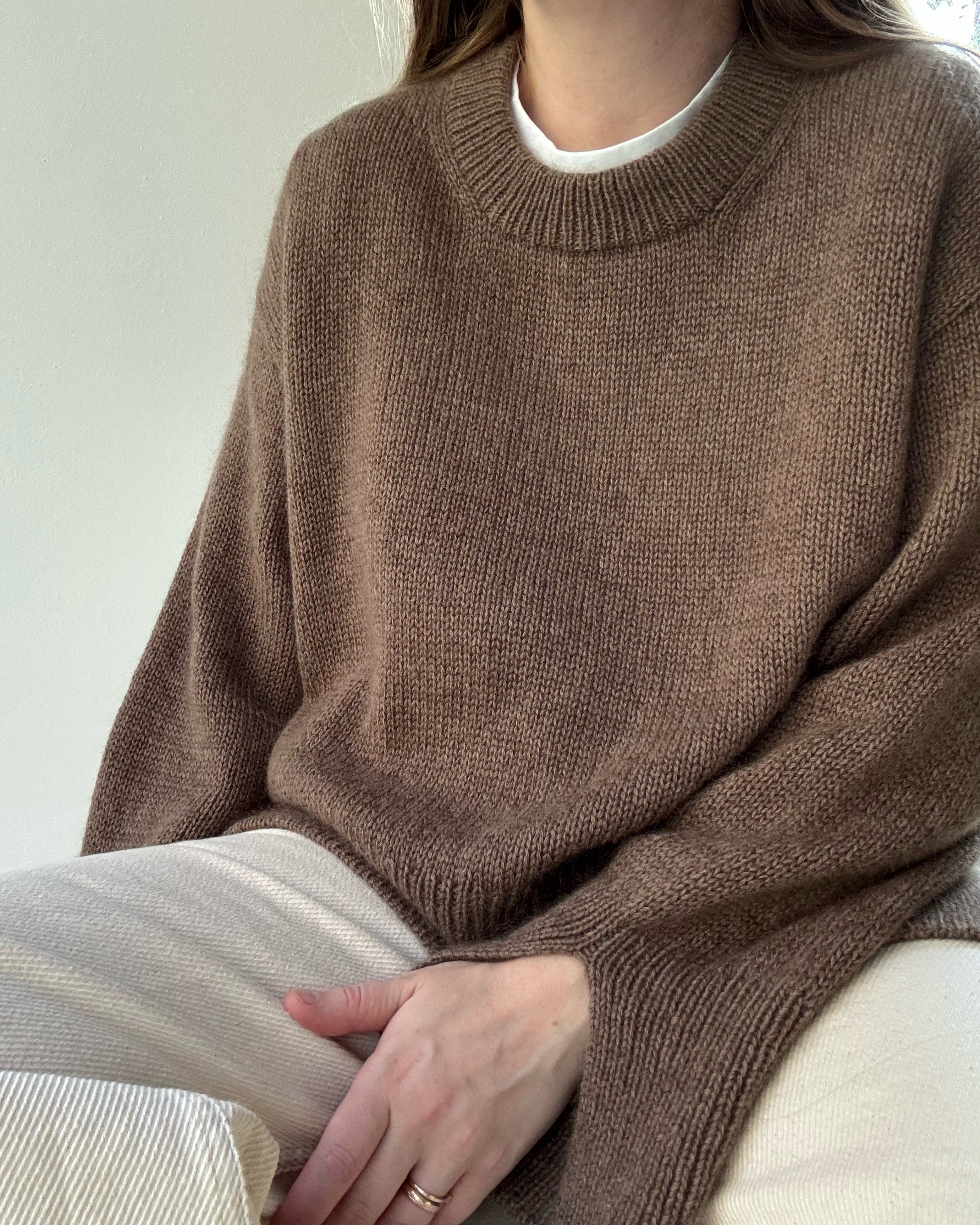 Skandinavisk stil foto av Ciro Sweater oversize strikket ovenfra og ned med rund hals i glattstrikk på designer fra Moreca Knit.