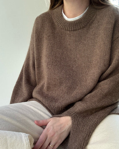 Skandinavisk stil foto av Ciro Sweater oversize strikket ovenfra og ned med rund hals i glattstrikk på designer fra Moreca Knit.