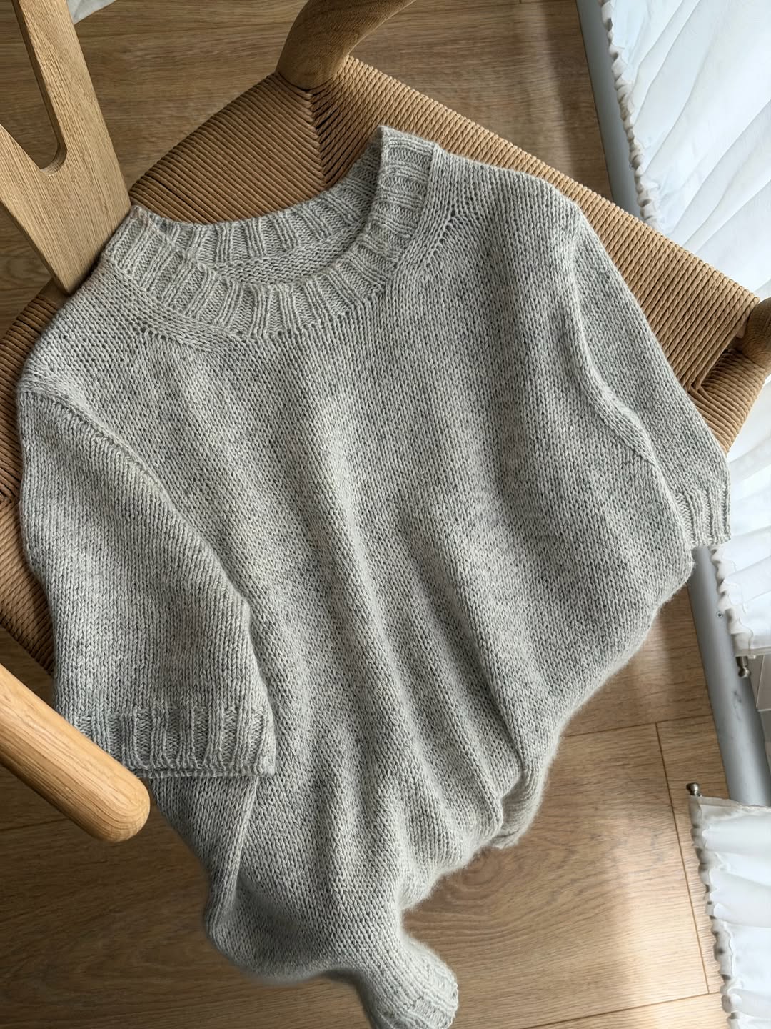 Vue de dos du patron de tricot Etta Tee avec construction top-down nette