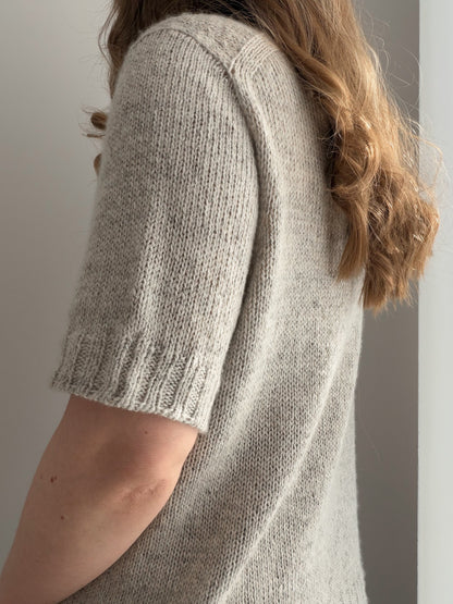 드롭 숄더 구조가 보이는 Moreca Knit의 Etta Tee 측면 모습