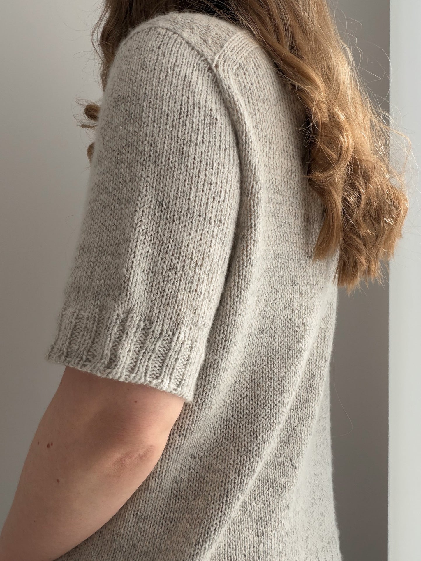 Vue de côté de Etta Tee by Moreca Knit montrant la construction des épaules tombantes