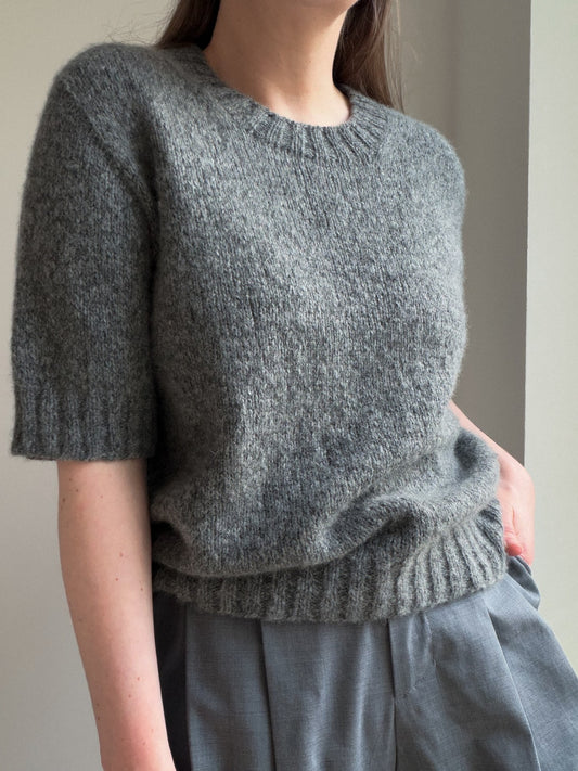 Etta Tee stickmönster by Moreca Knit med avslappnad passform och korta ärmar