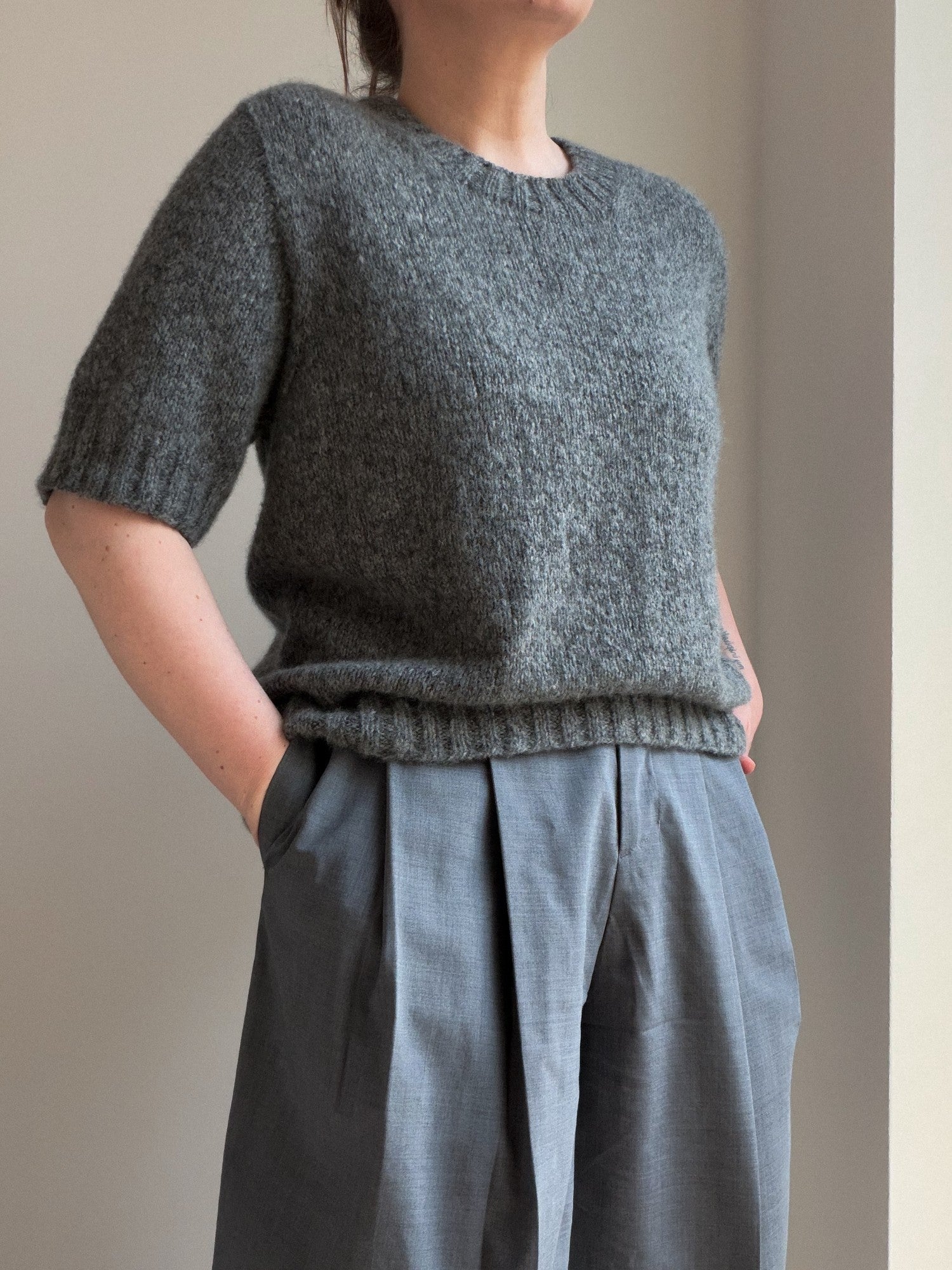 Etta Tee stickmönster för kvinnor med rund hals och ren slätstickning