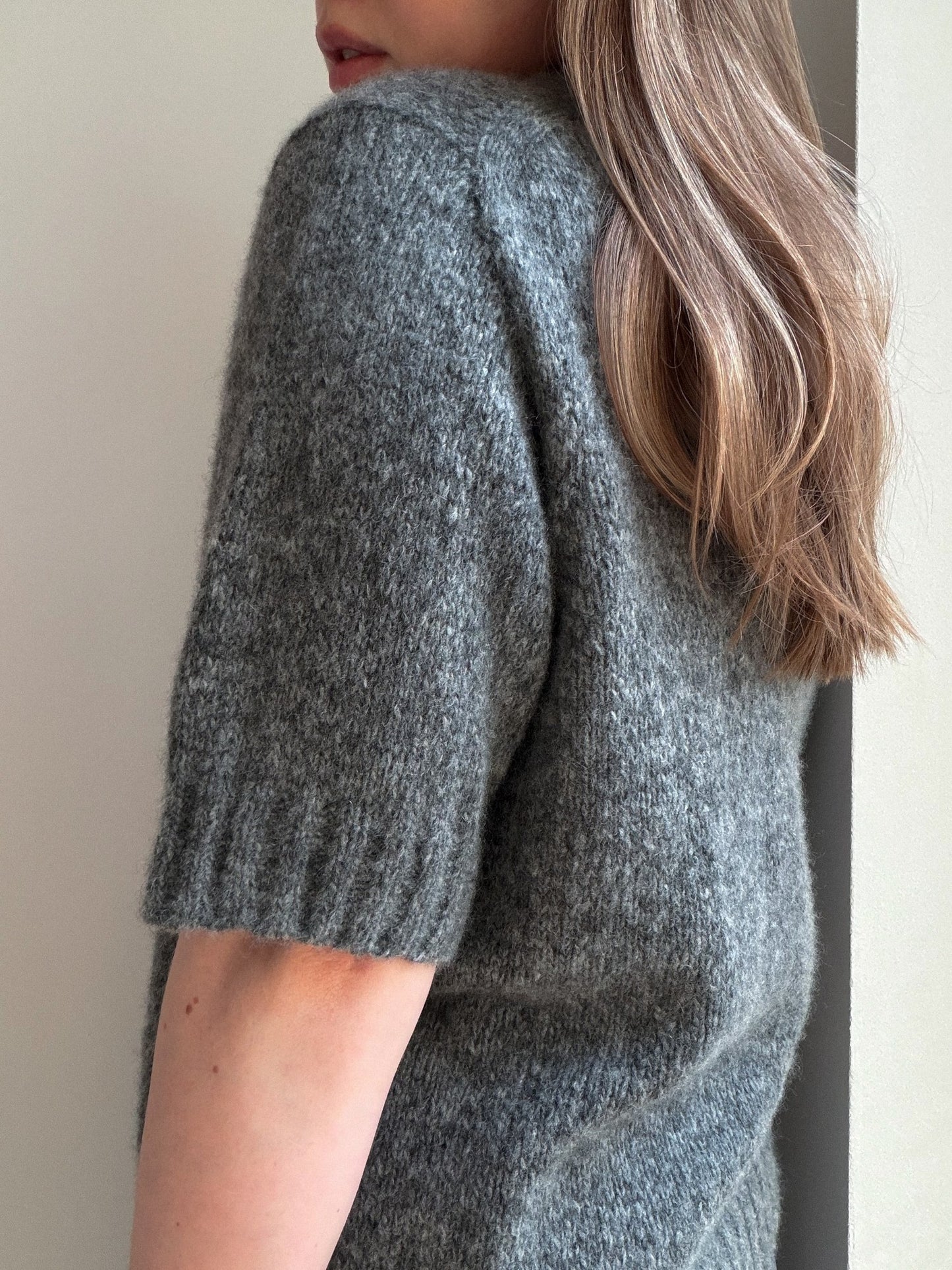 Patron de chemise tricotée Etta Tee avec coupe décontractée et jersey endroit simple